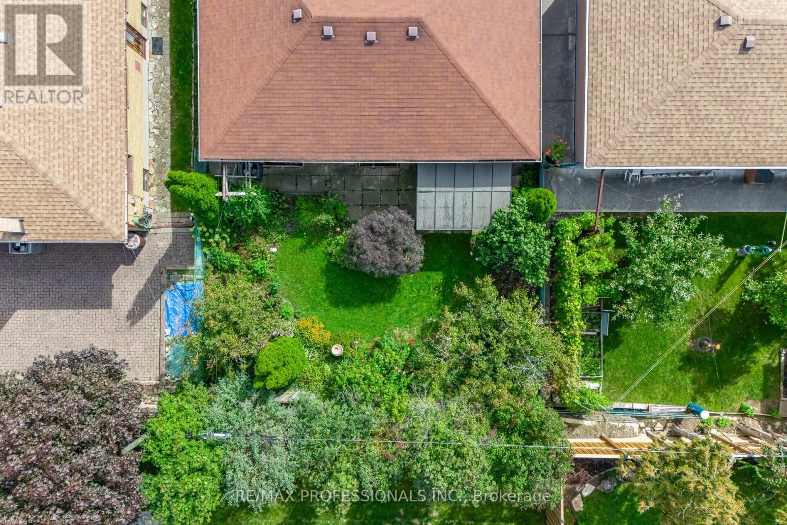 4 Lethbridge Avenue, Toronto, Ontario  M9P 2C9 - Photo 38 - W12430481