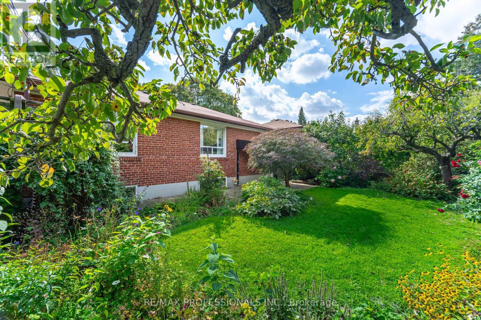 4 Lethbridge Avenue, Toronto, Ontario  M9P 2C9 - Photo 39 - W12430481
