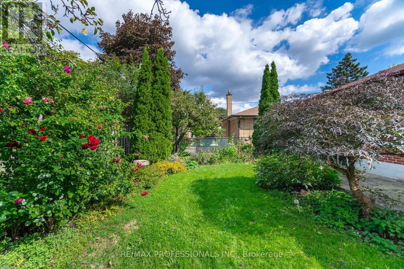 4 Lethbridge Avenue, Toronto, Ontario  M9P 2C9 - Photo 40 - W12430481
