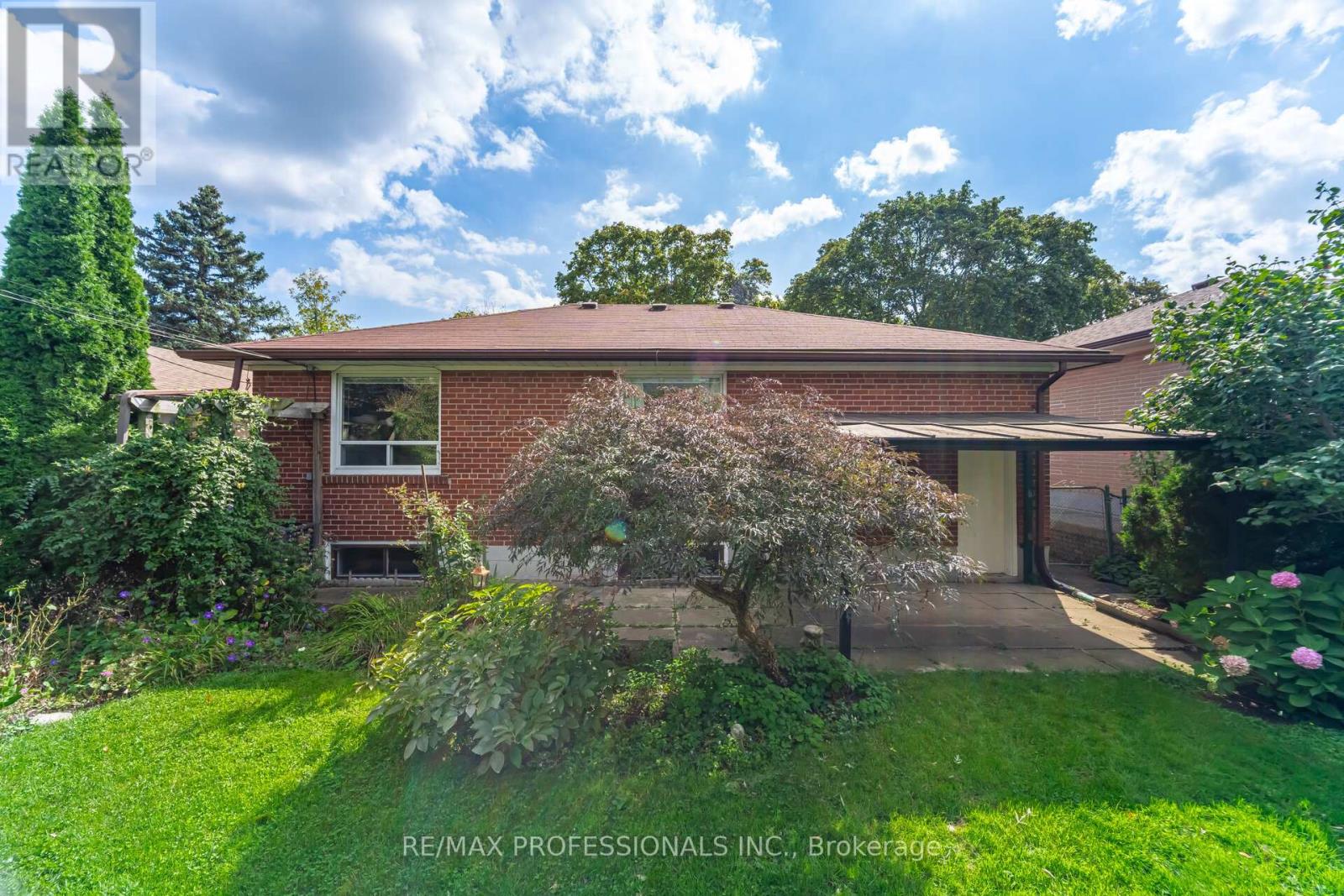 4 Lethbridge Avenue, Toronto, Ontario  M9P 2C9 - Photo 41 - W12430481