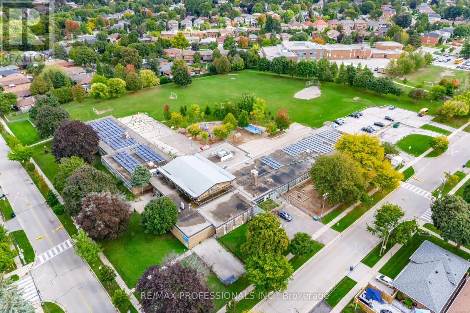 4 Lethbridge Avenue, Toronto, Ontario  M9P 2C9 - Photo 44 - W12430481