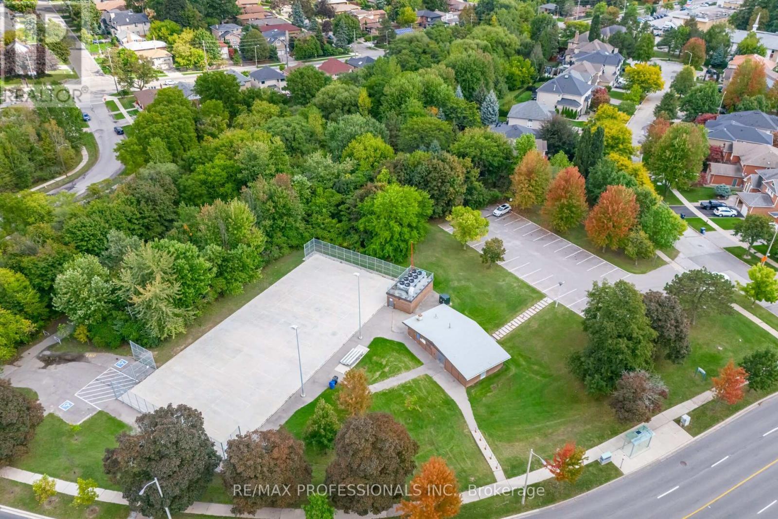 4 Lethbridge Avenue, Toronto, Ontario  M9P 2C9 - Photo 45 - W12430481