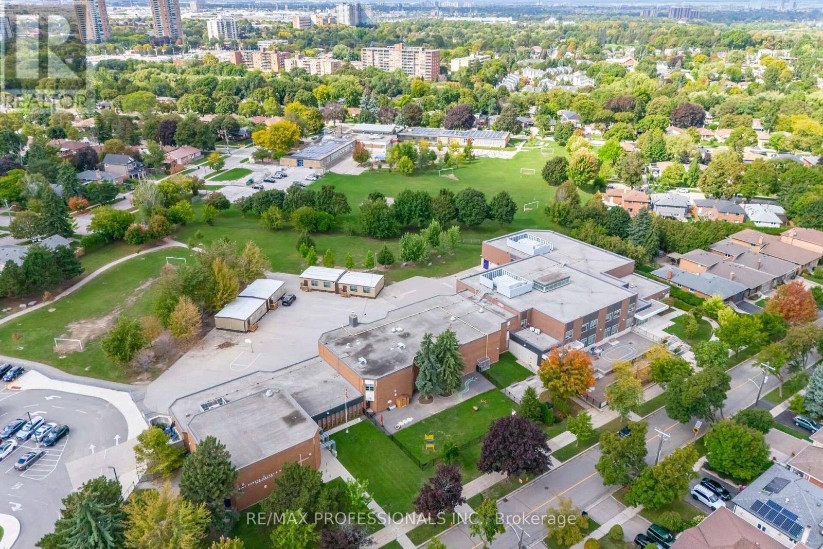 4 Lethbridge Avenue, Toronto, Ontario  M9P 2C9 - Photo 46 - W12430481