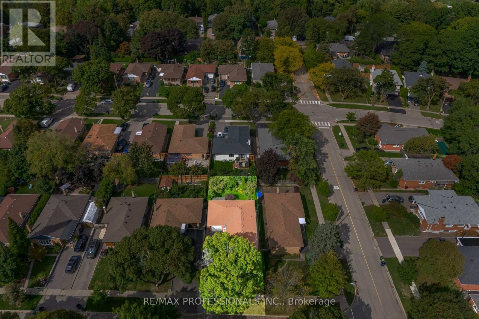 4 Lethbridge Avenue, Toronto, Ontario  M9P 2C9 - Photo 49 - W12430481