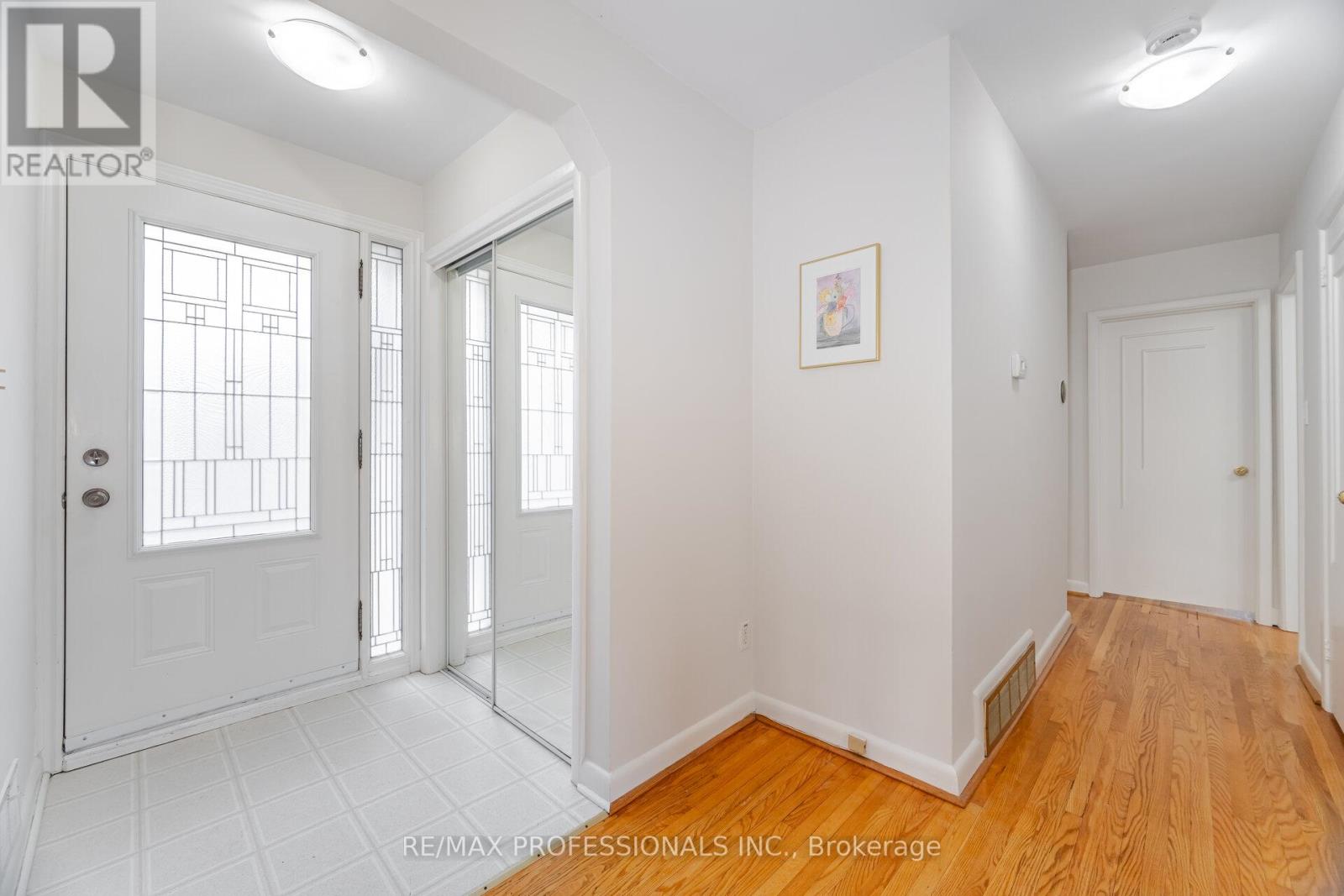 4 Lethbridge Avenue, Toronto, Ontario  M9P 2C9 - Photo 5 - W12430481