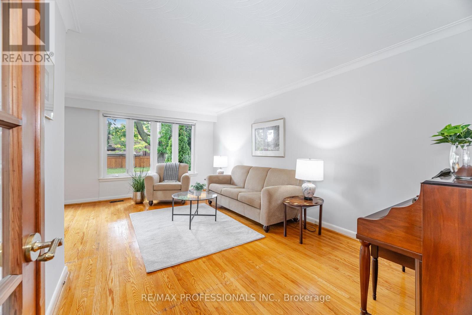 4 Lethbridge Avenue, Toronto, Ontario  M9P 2C9 - Photo 6 - W12430481