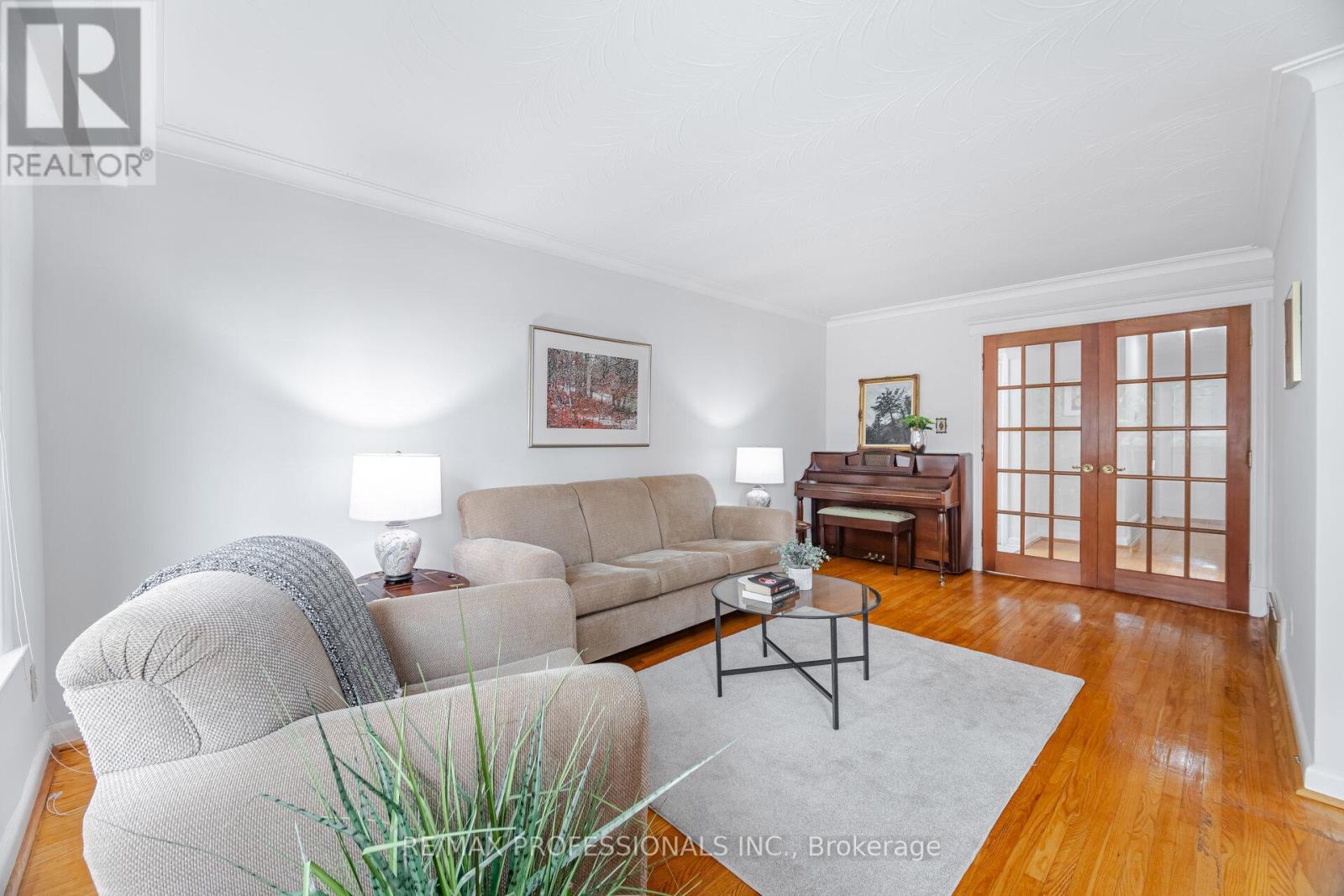 4 Lethbridge Avenue, Toronto, Ontario  M9P 2C9 - Photo 8 - W12430481