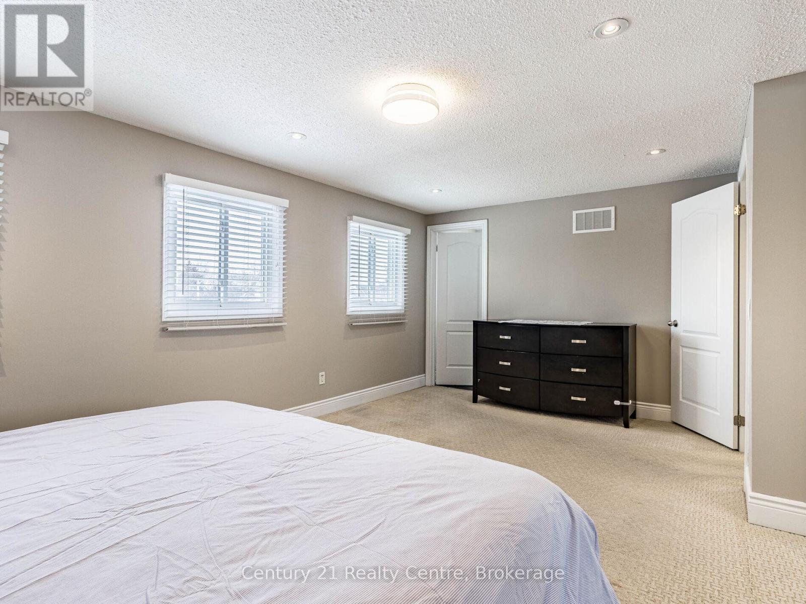 34 Niagara Place, Brampton, Ontario  L6S 4Z1 - Photo 19 - W12430508