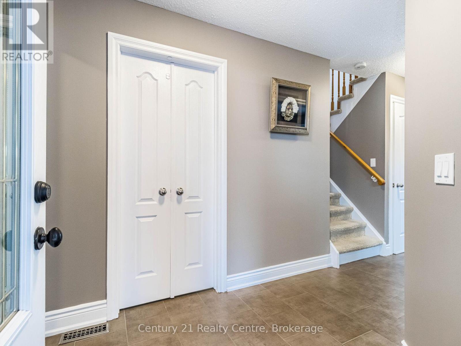 34 Niagara Place, Brampton, Ontario  L6S 4Z1 - Photo 3 - W12430508