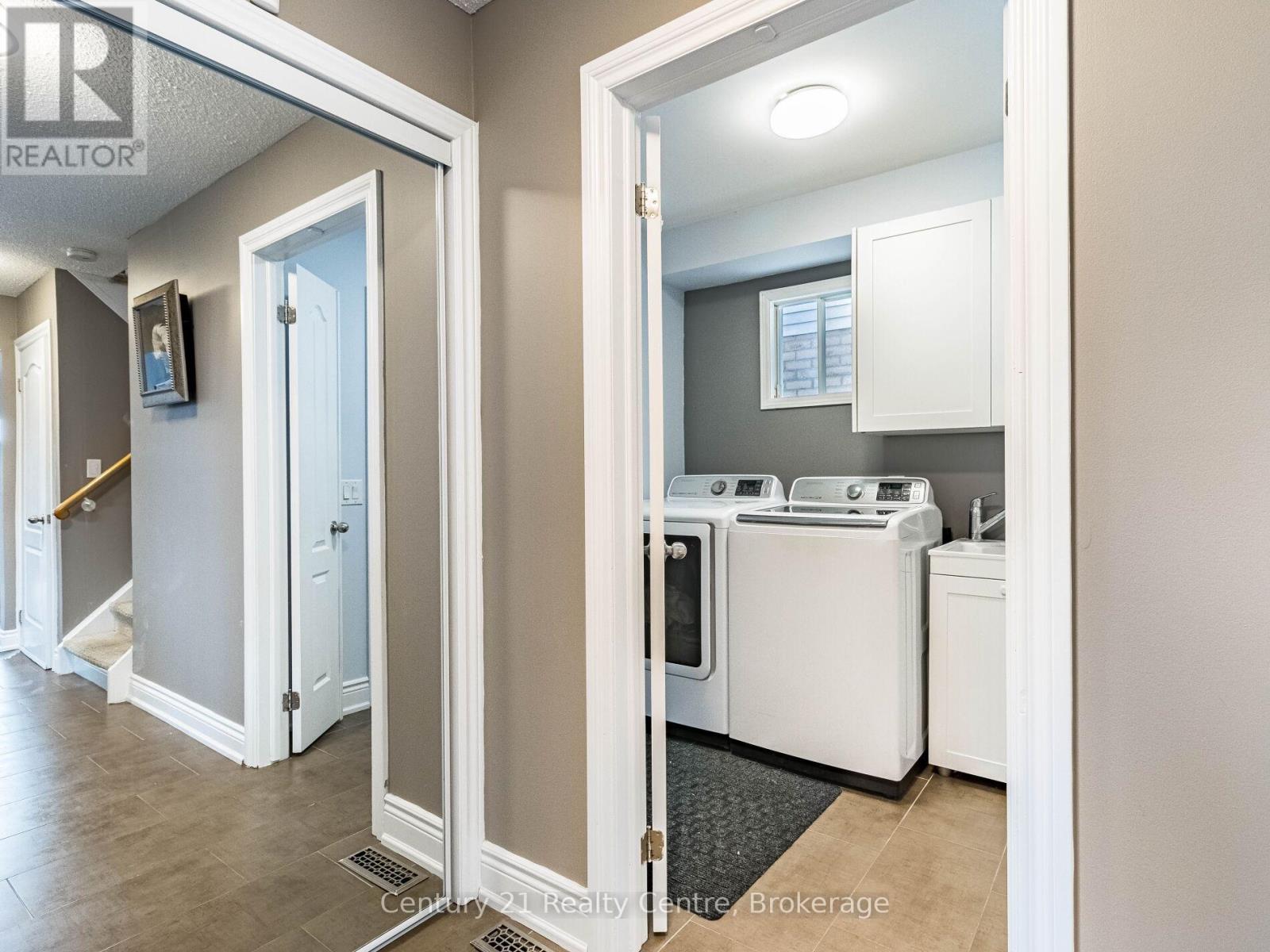 34 Niagara Place, Brampton, Ontario  L6S 4Z1 - Photo 5 - W12430508
