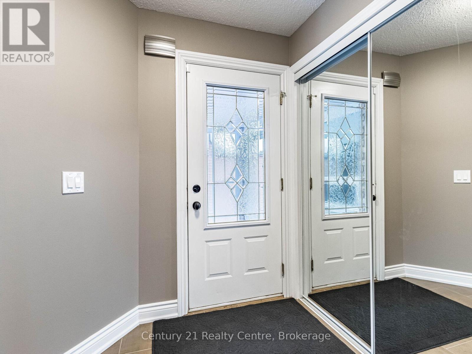 34 Niagara Place, Brampton, Ontario  L6S 4Z1 - Photo 4 - W12430508