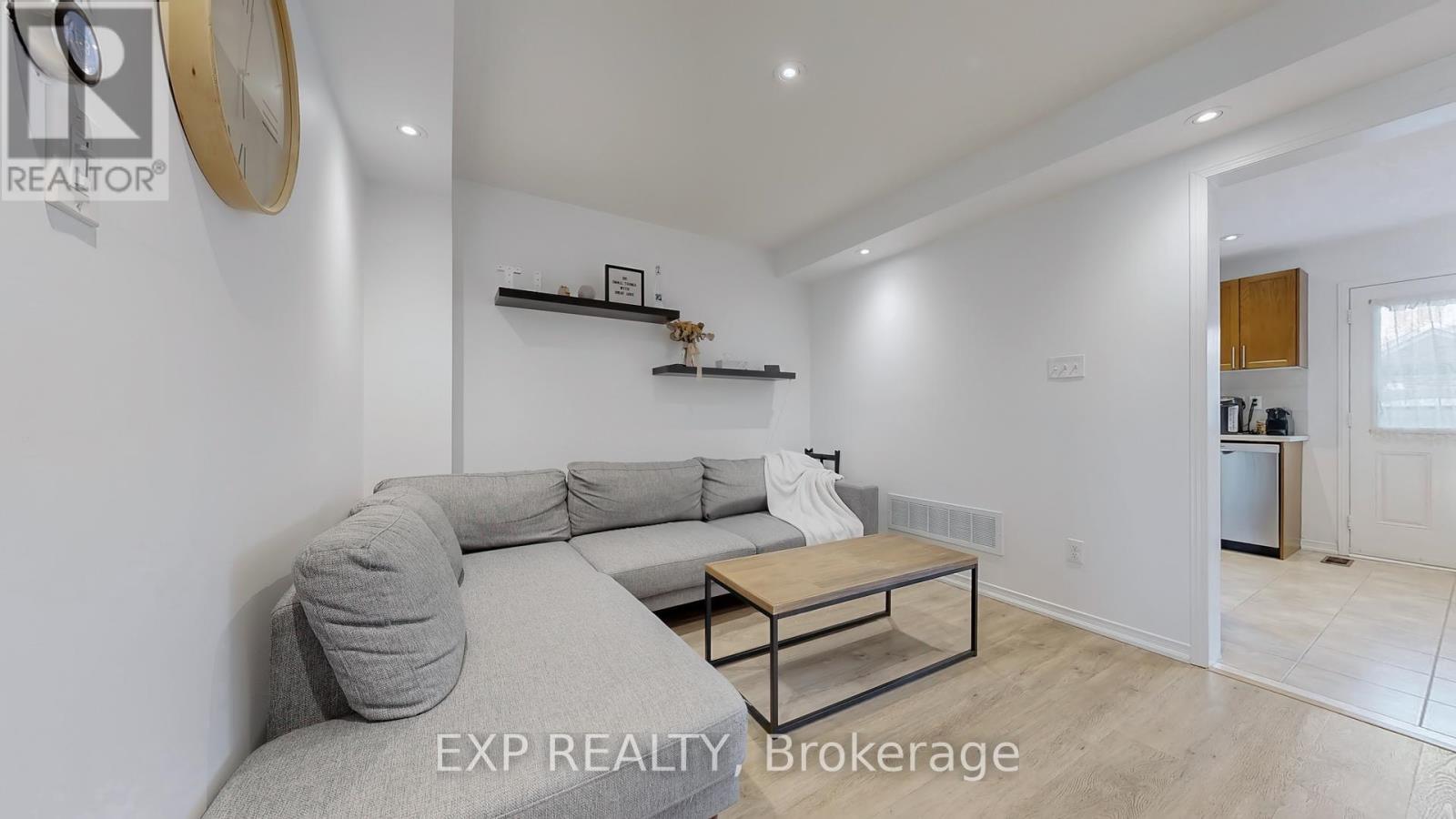208 Lageer Drive, Whitchurch-Stouffville, Ontario  L4A 0X1 - Photo 4 - N12430517