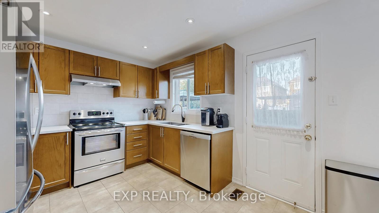 208 Lageer Drive, Whitchurch-Stouffville, Ontario  L4A 0X1 - Photo 6 - N12430517