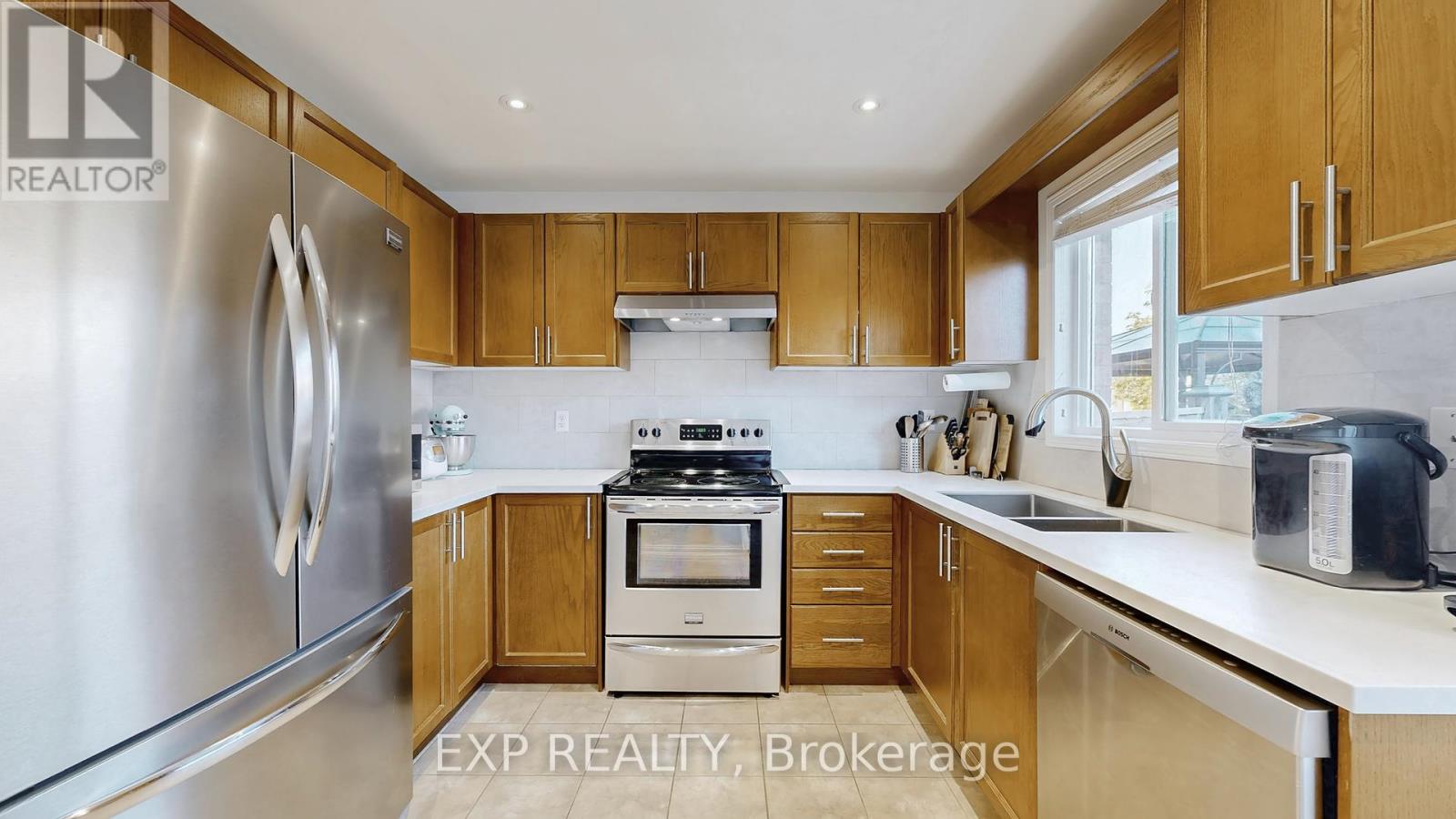 208 Lageer Drive, Whitchurch-Stouffville, Ontario  L4A 0X1 - Photo 7 - N12430517