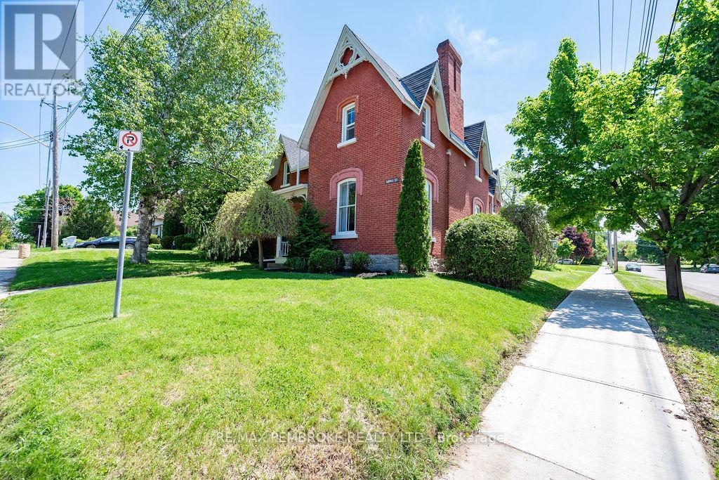 242 Supple Street, Pembroke, Ontario  K8A 3G9 - Photo 2 - X12199524