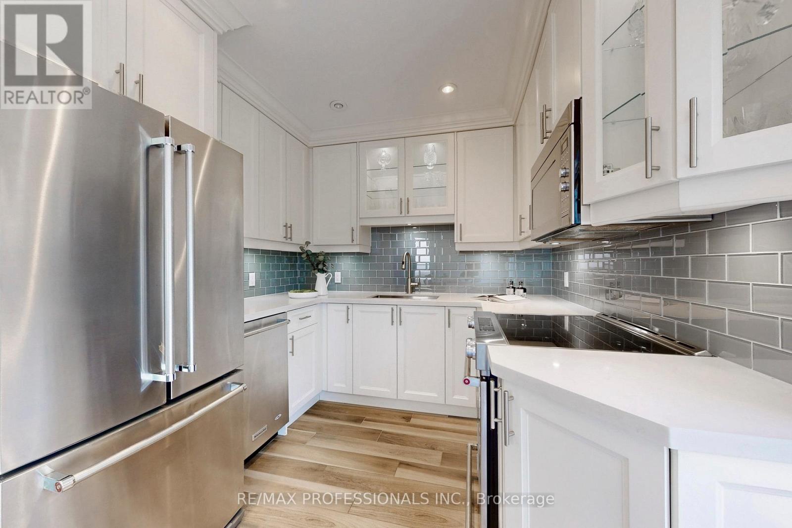 126 Laurel Avenue, Toronto, Ontario  M9B 4T6 - Photo 18 - W12419354