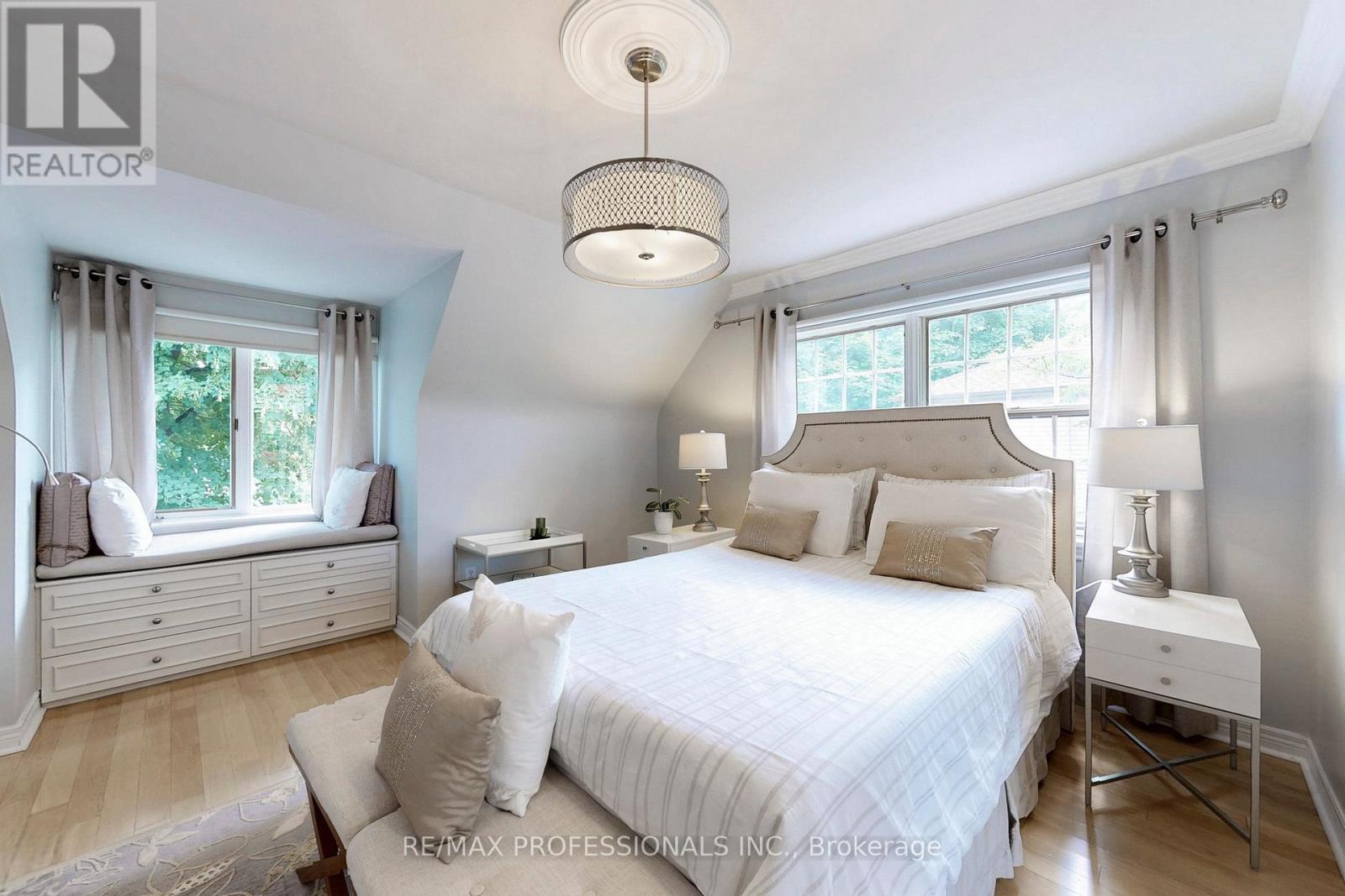 126 Laurel Avenue, Toronto, Ontario  M9B 4T6 - Photo 24 - W12419354