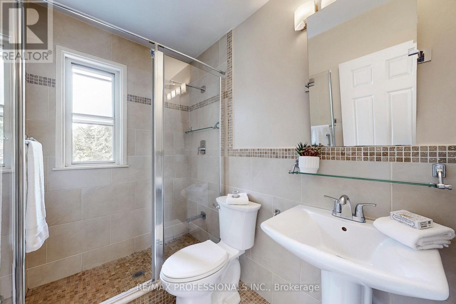 126 Laurel Avenue, Toronto, Ontario  M9B 4T6 - Photo 22 - W12419354