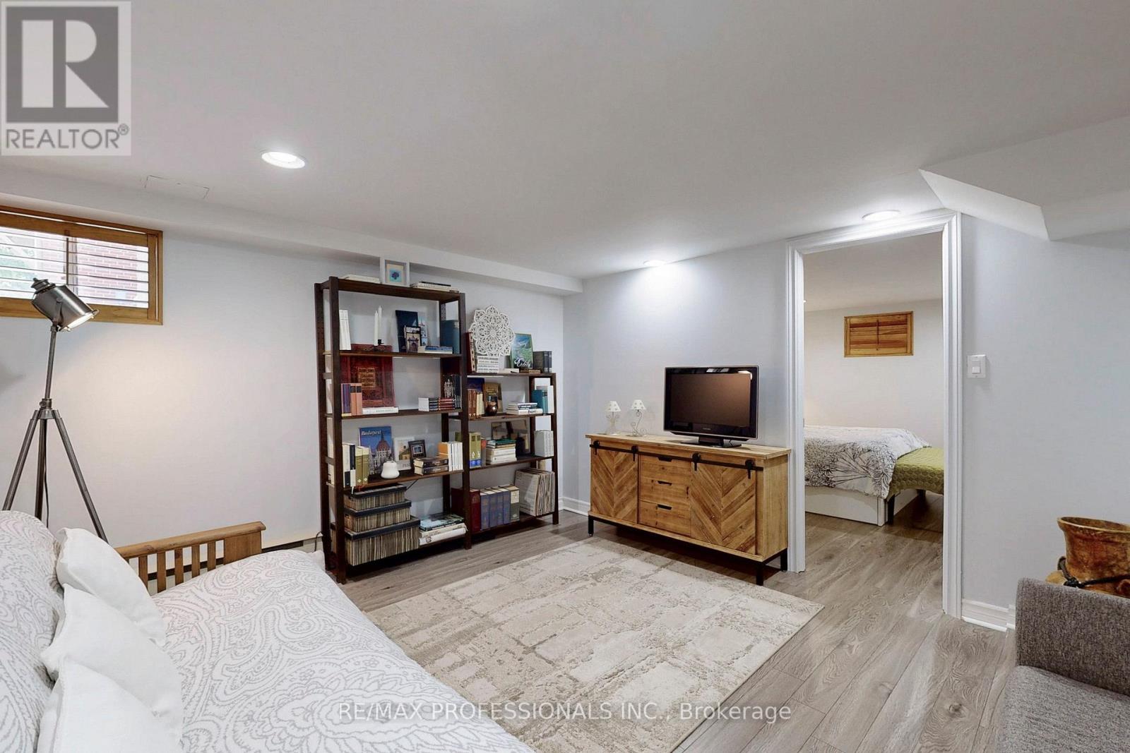 126 Laurel Avenue, Toronto, Ontario  M9B 4T6 - Photo 33 - W12419354