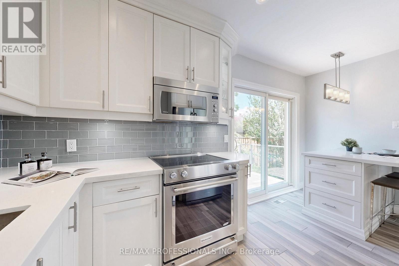 126 Laurel Avenue, Toronto, Ontario  M9B 4T6 - Photo 19 - W12419354
