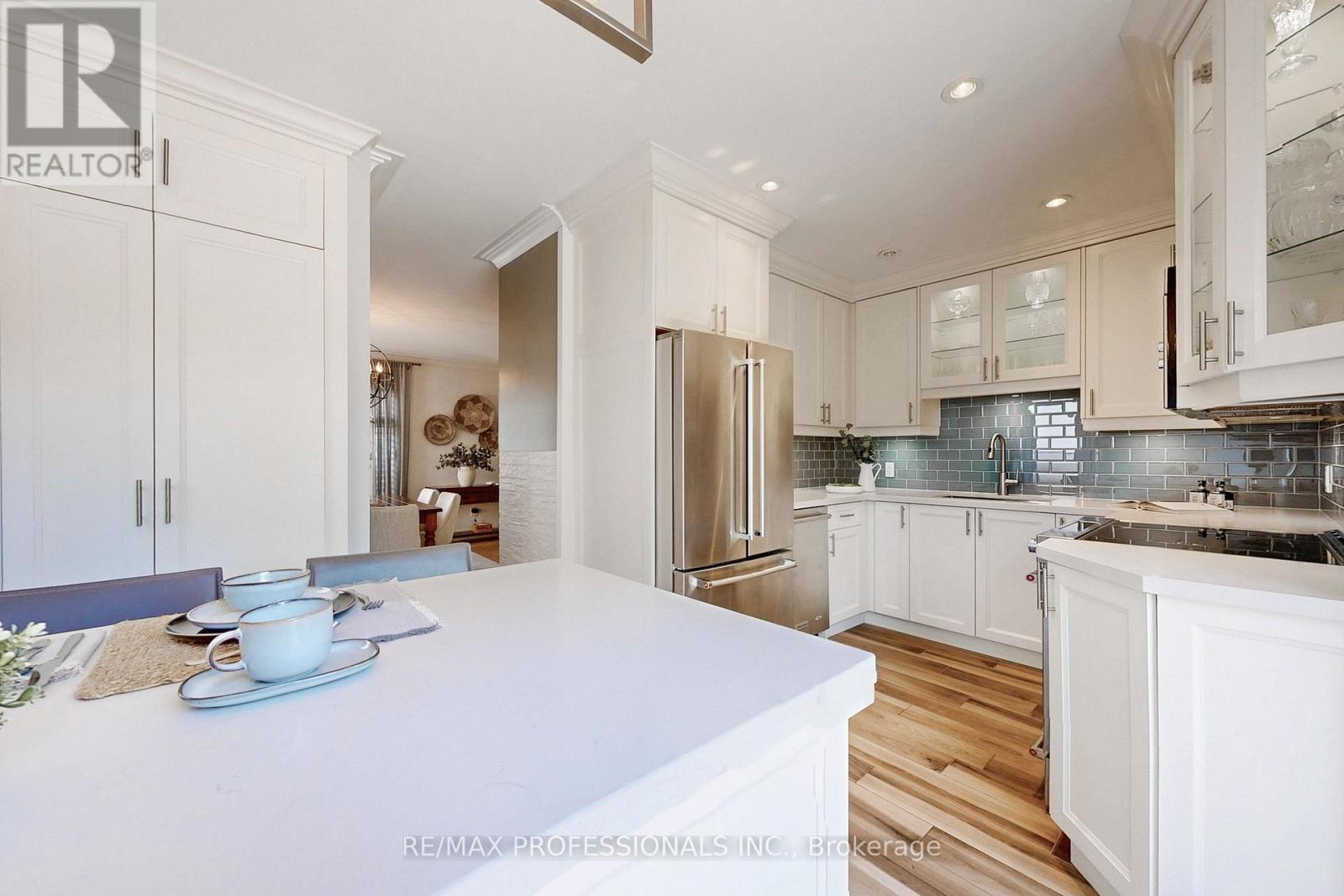 126 Laurel Avenue, Toronto, Ontario  M9B 4T6 - Photo 21 - W12419354