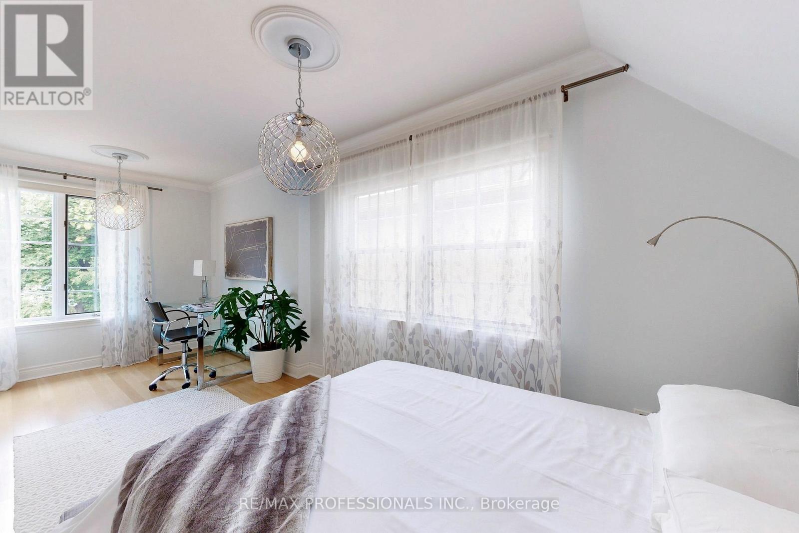 126 Laurel Avenue, Toronto, Ontario  M9B 4T6 - Photo 27 - W12419354