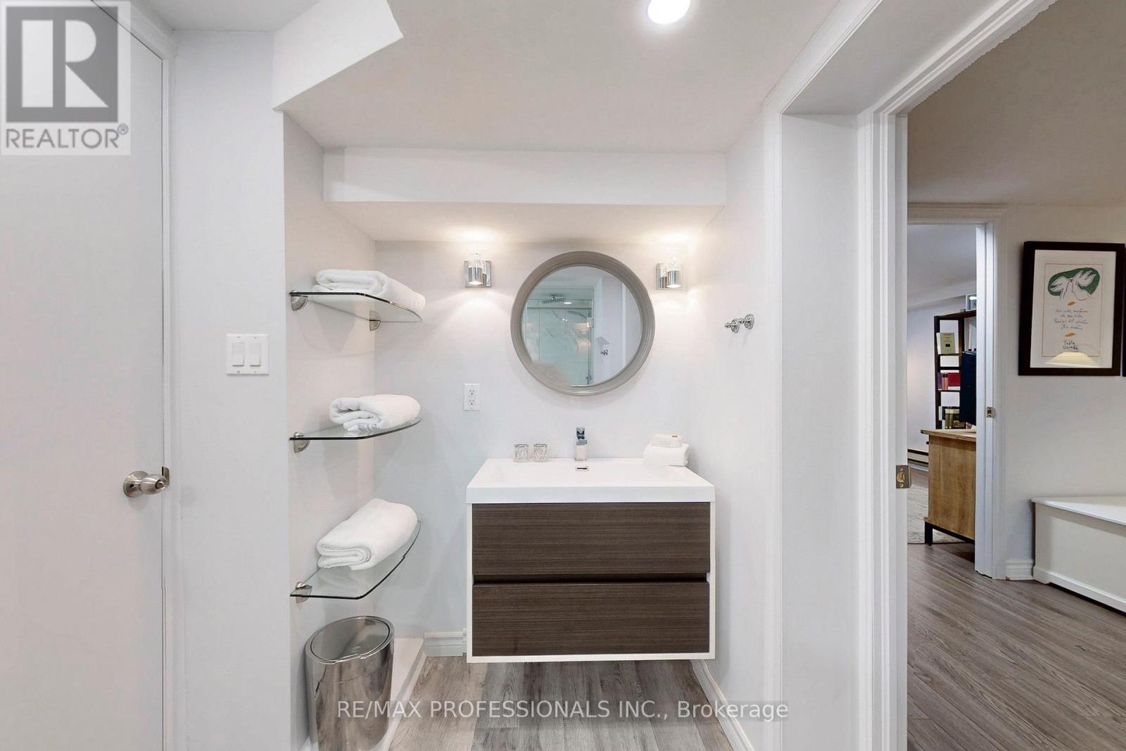 126 Laurel Avenue, Toronto, Ontario  M9B 4T6 - Photo 38 - W12419354
