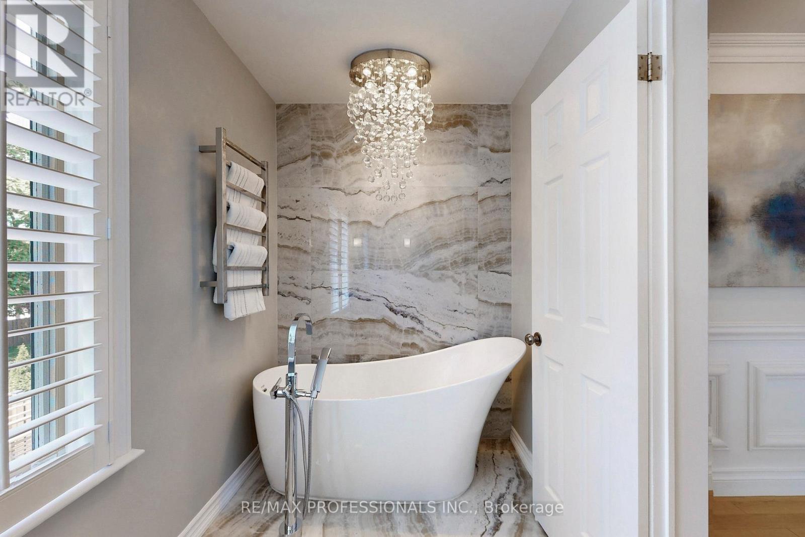 126 Laurel Avenue, Toronto, Ontario  M9B 4T6 - Photo 32 - W12419354