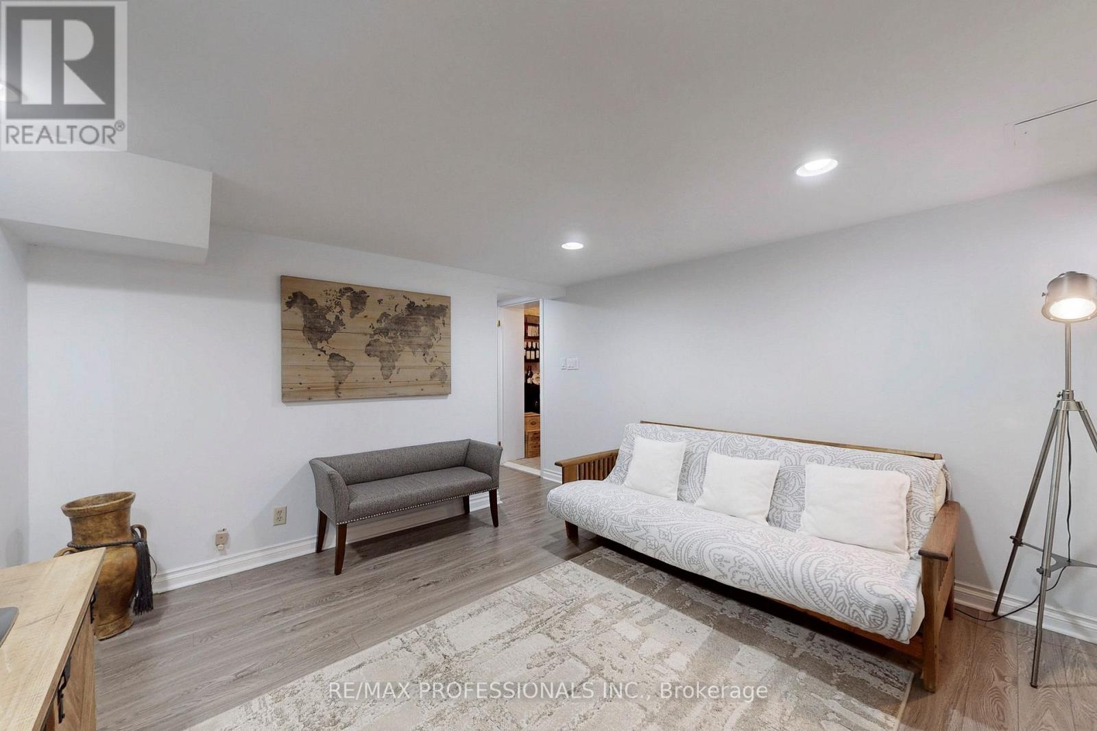 126 Laurel Avenue, Toronto, Ontario  M9B 4T6 - Photo 34 - W12419354