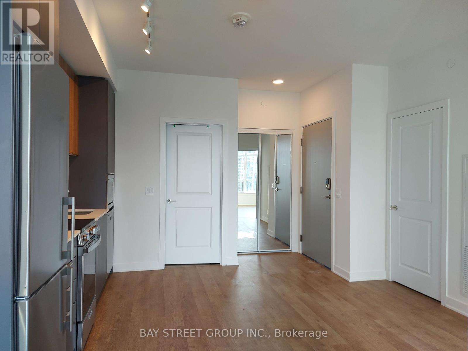 B1006 - 50 Upper Mall Way, Vaughan, Ontario  L4J 0L8 - Photo 2 - N12430580