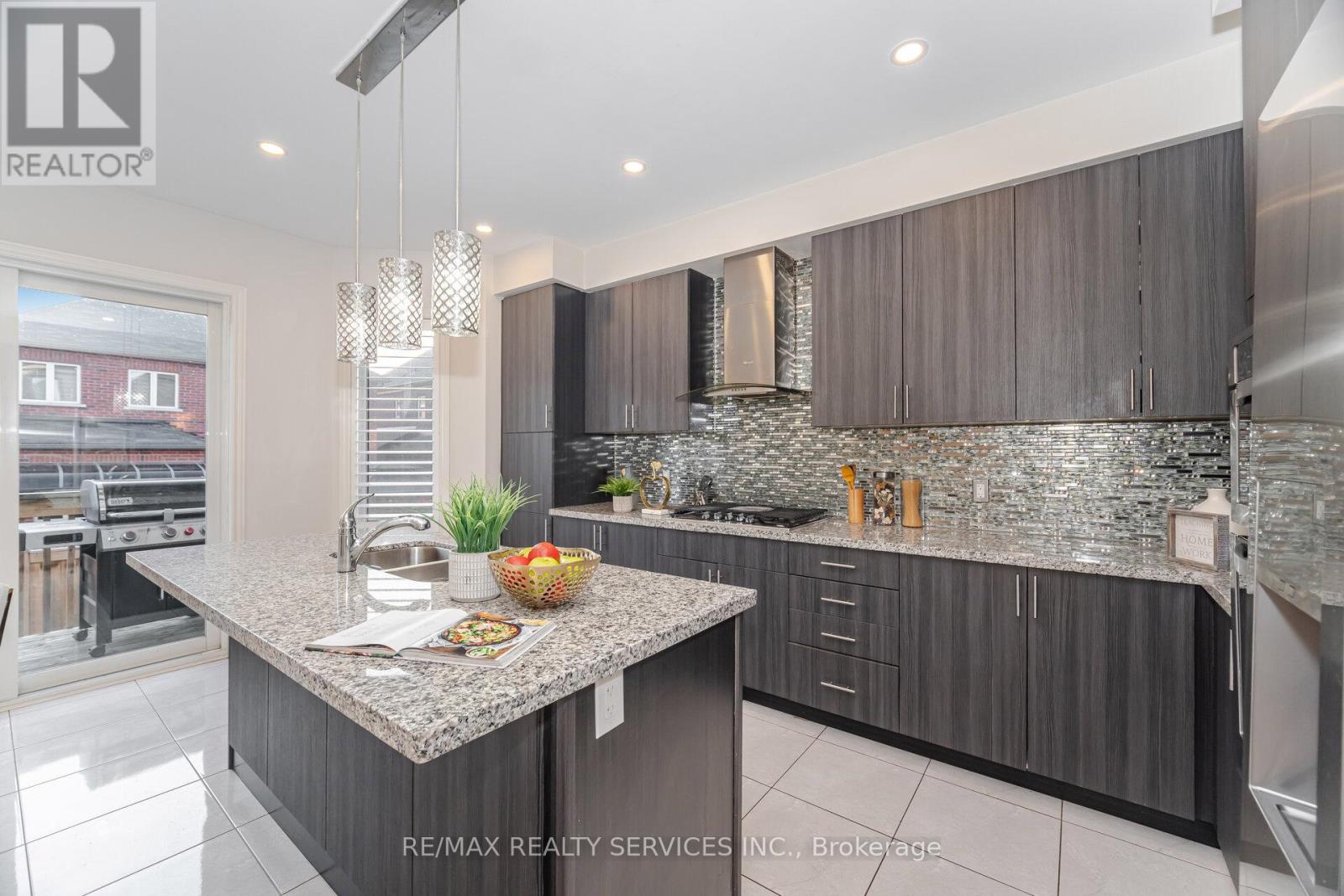 52 Blackberry Valley Crescent, Caledon, Ontario  L7C 3Z9 - Photo 11 - W12430542