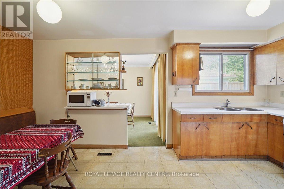 151 Redgrave Drive, Toronto, Ontario  M9R 3V8 - Photo 13 - W12430562