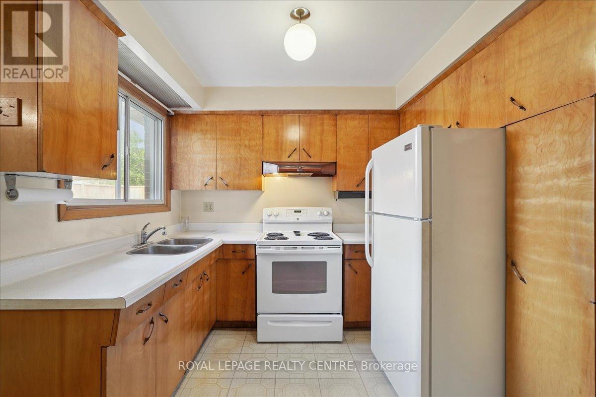 151 Redgrave Drive, Toronto, Ontario  M9R 3V8 - Photo 14 - W12430562