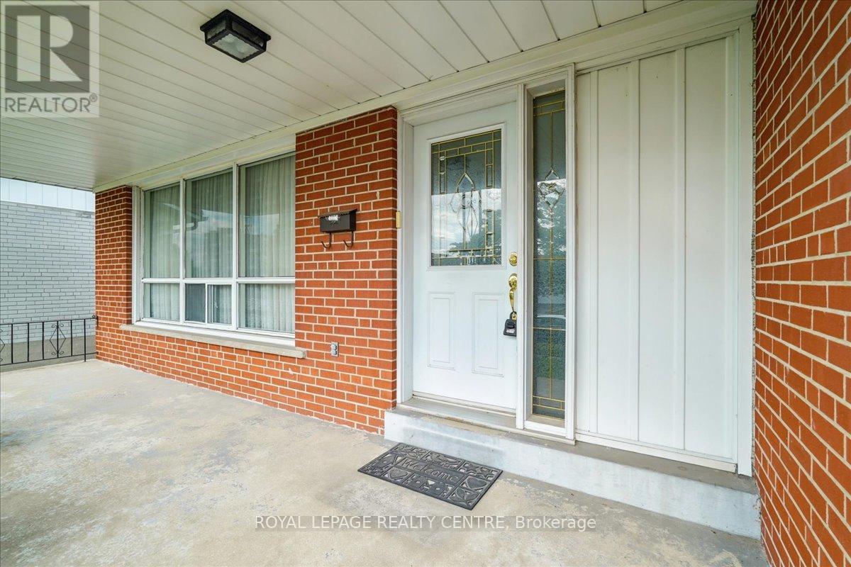 151 Redgrave Drive, Toronto, Ontario  M9R 3V8 - Photo 5 - W12430562
