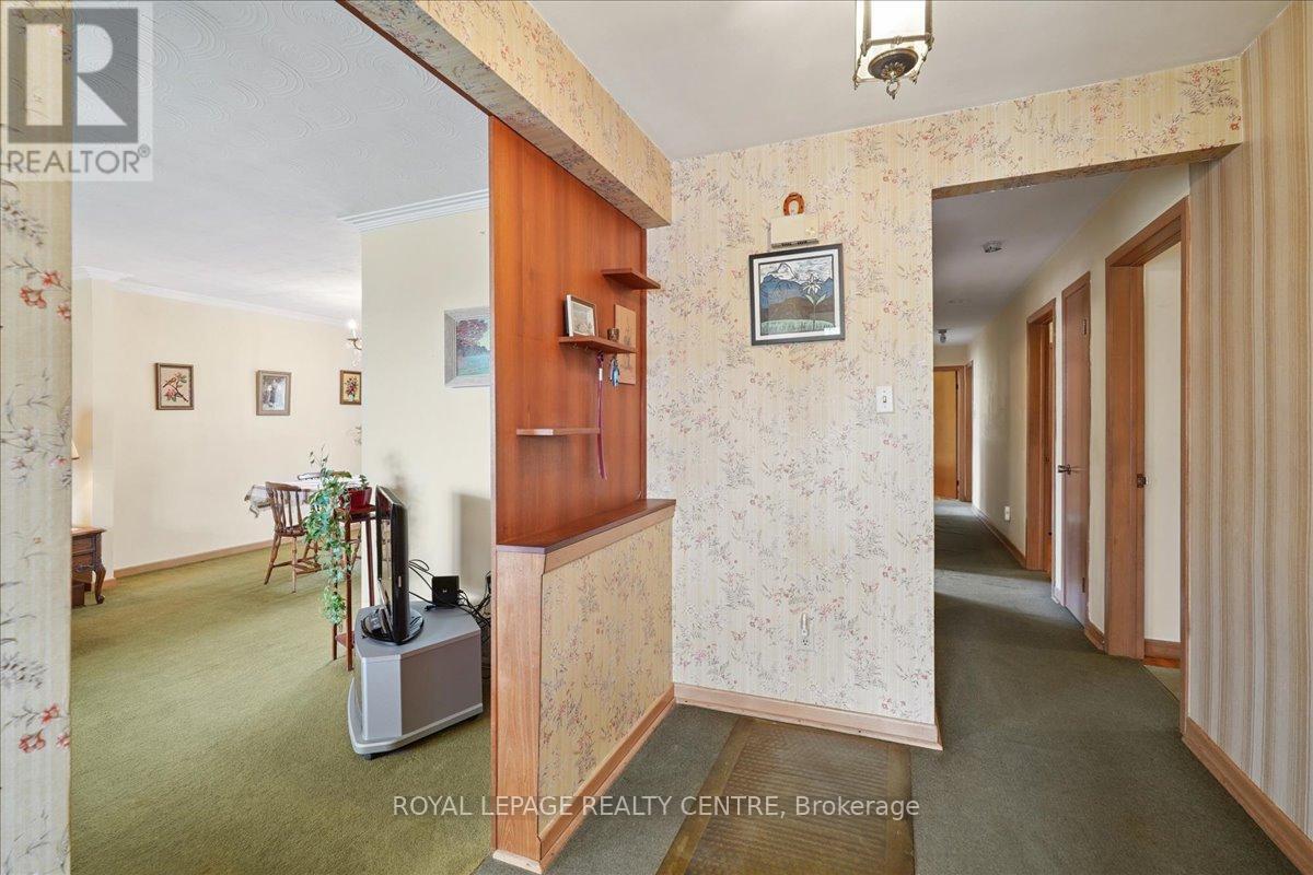 151 Redgrave Drive, Toronto, Ontario  M9R 3V8 - Photo 7 - W12430562