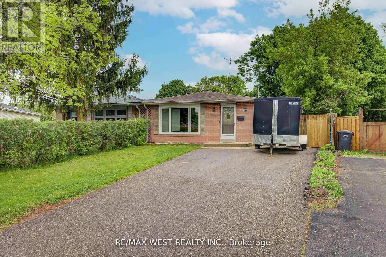 65 Belmont Drive, Brampton, Ontario  L6T 2K5 - Photo 2 - W12430577