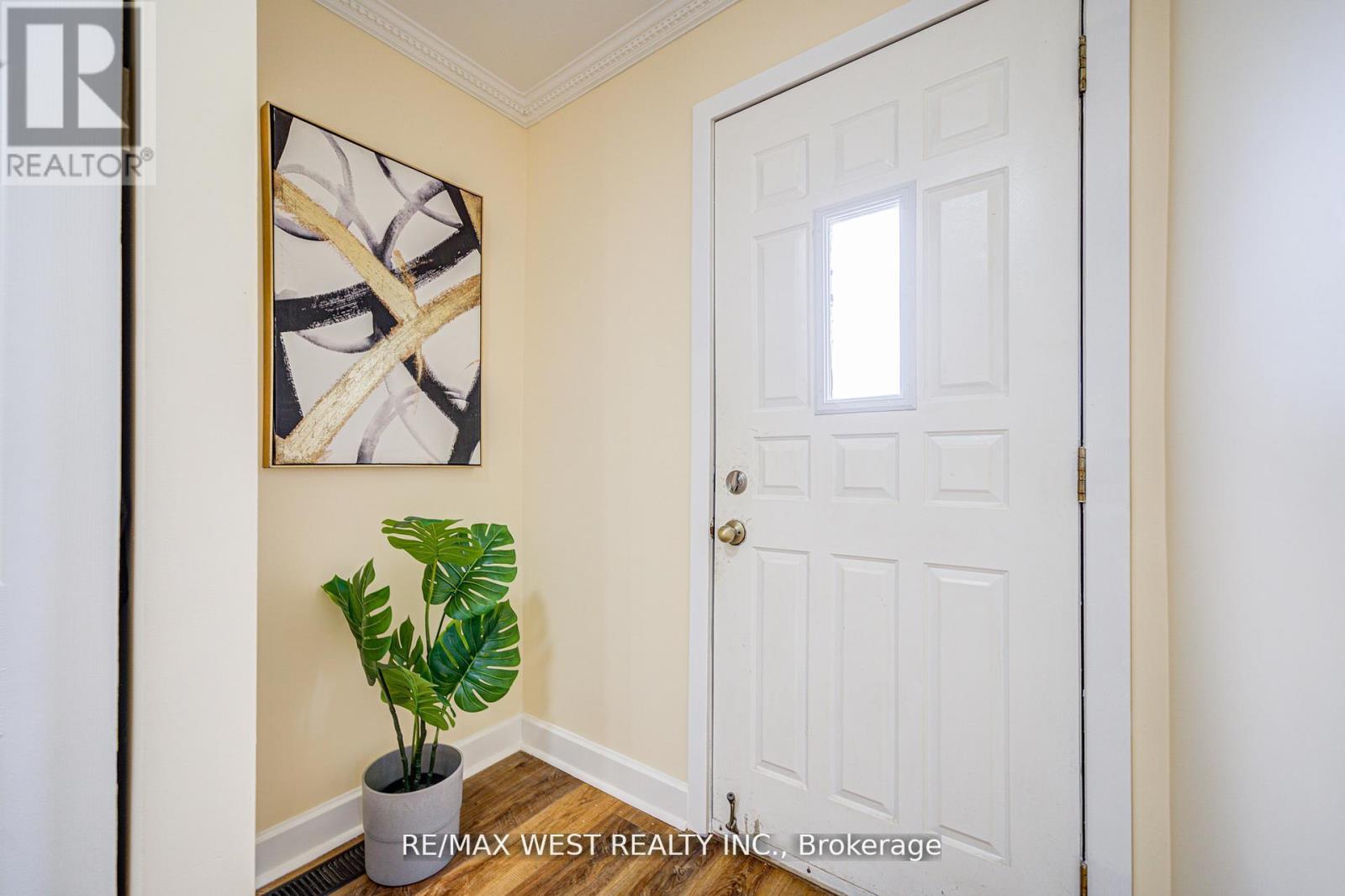 65 Belmont Drive, Brampton, Ontario  L6T 2K5 - Photo 6 - W12430577