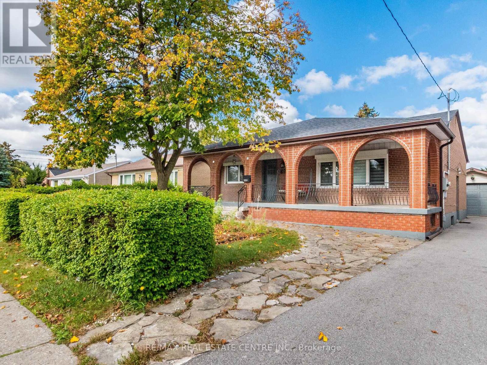 3331 Etude Drive, Mississauga, Ontario  L4T 1T4 - Photo 2 - W12430579