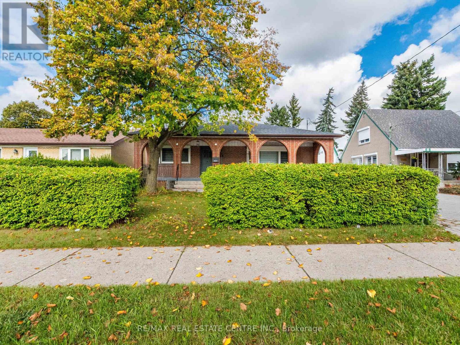 3331 Etude Drive, Mississauga, Ontario  L4T 1T4 - Photo 3 - W12430579