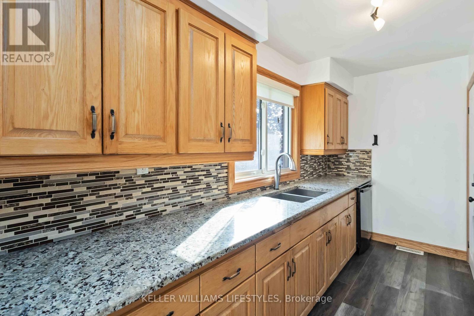 Upper - 61 Delaware Street S, Middlesex Centre, Ontario  N0L 1R0 - Photo 12 - X12430629