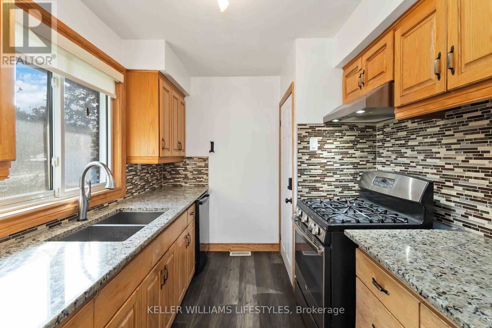 Upper - 61 Delaware Street S, Middlesex Centre, Ontario  N0L 1R0 - Photo 13 - X12430629