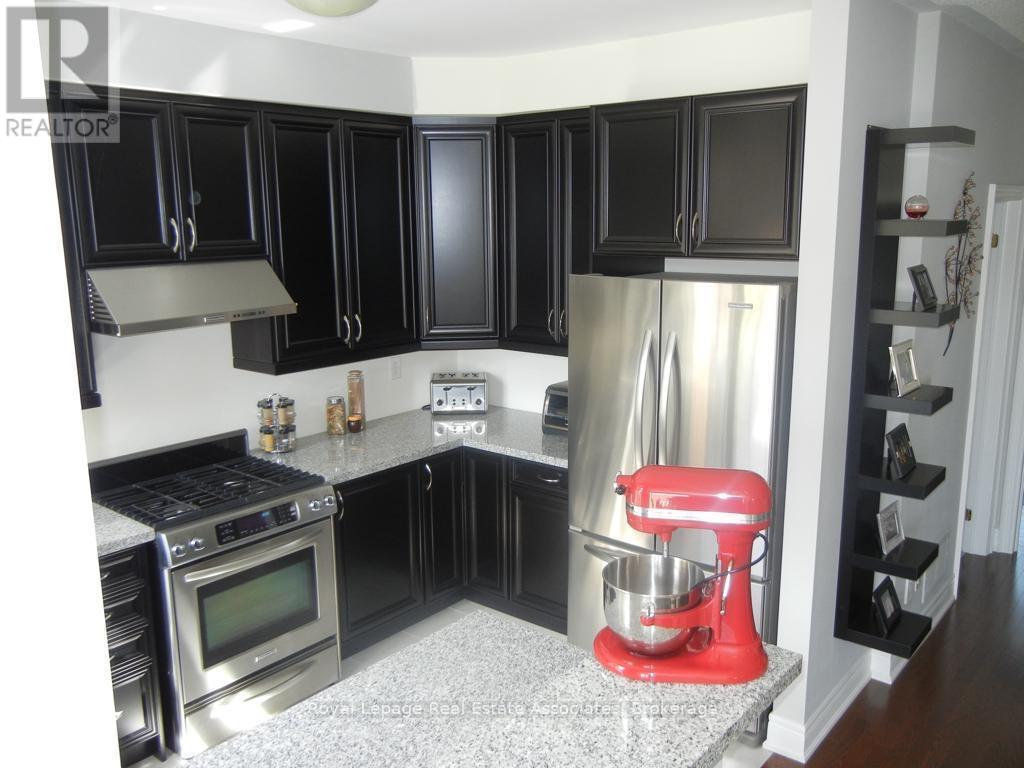 2022 Lakeshore Road W, Mississauga, Ontario  L5J 1J8 - Photo 6 - W12412403