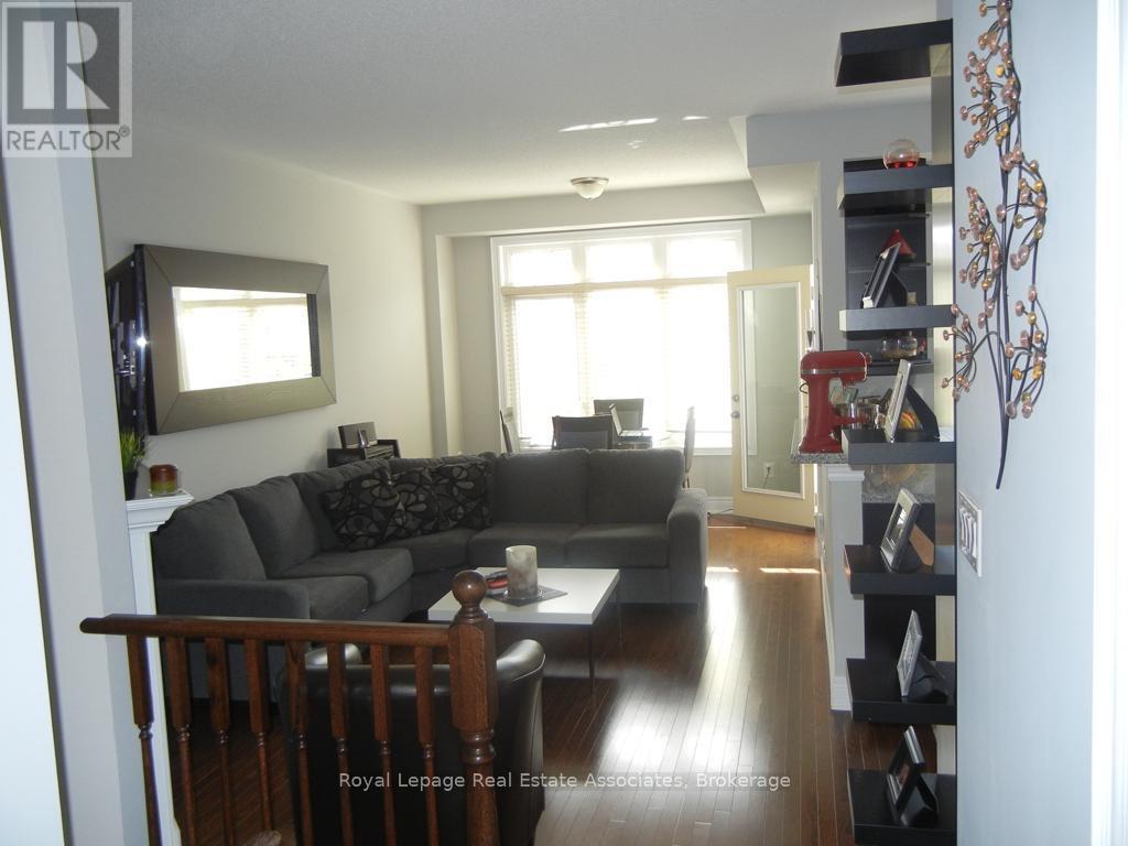 2022 Lakeshore Road W, Mississauga, Ontario  L5J 1J8 - Photo 7 - W12412403
