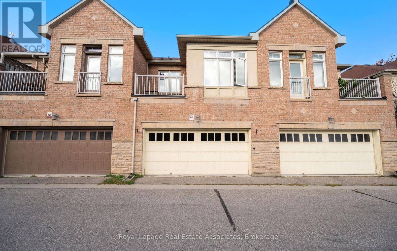 2022 Lakeshore Road W, Mississauga, Ontario  L5J 1J8 - Photo 3 - W12412403