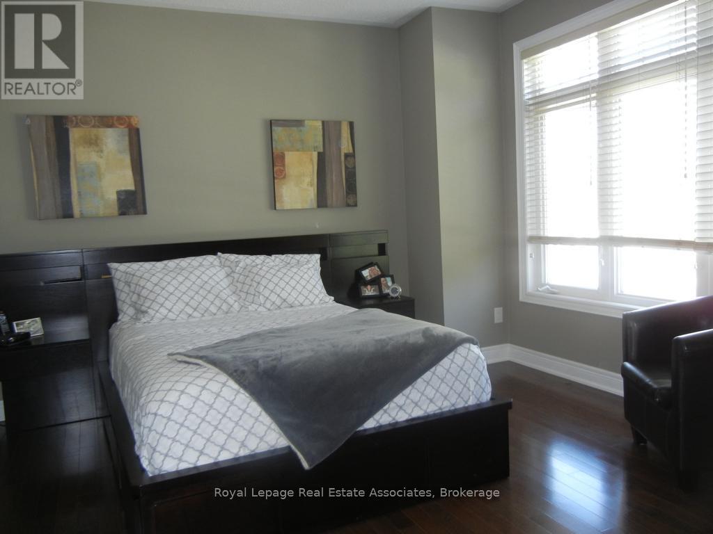 2022 Lakeshore Road W, Mississauga, Ontario  L5J 1J8 - Photo 8 - W12412403
