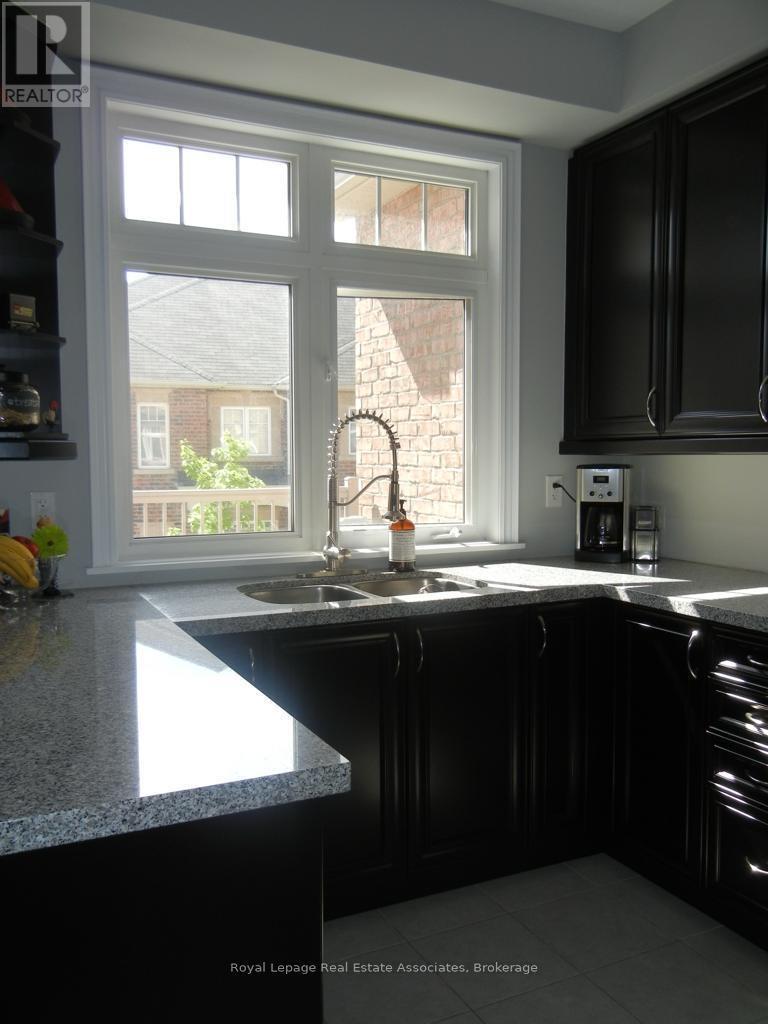2022 Lakeshore Road W, Mississauga, Ontario  L5J 1J8 - Photo 4 - W12412403