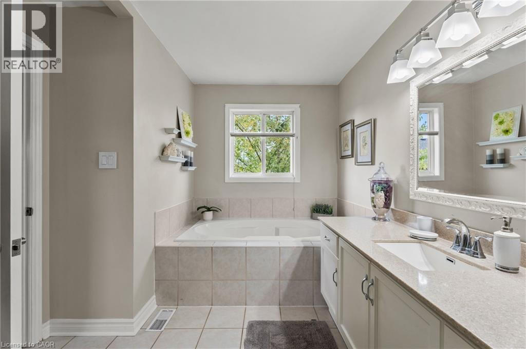 251 Hawkswood Trail, Hamilton, Ontario  L9B 2T1 - Photo 18 - 40766873
