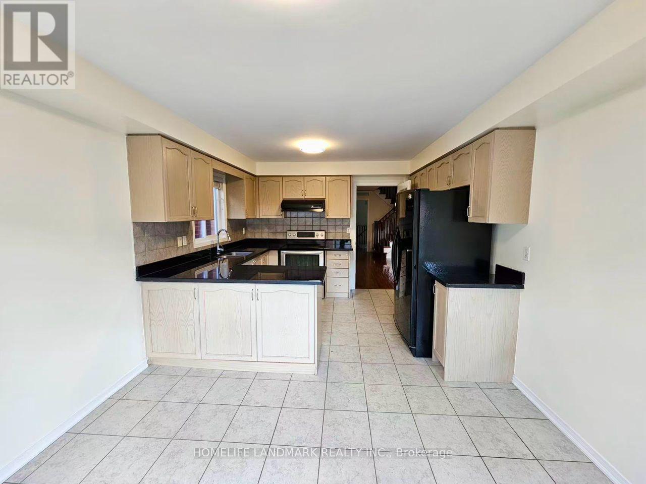56 Briarcrest Drive, Markham, Ontario  L6C 3E7 - Photo 4 - N12430654