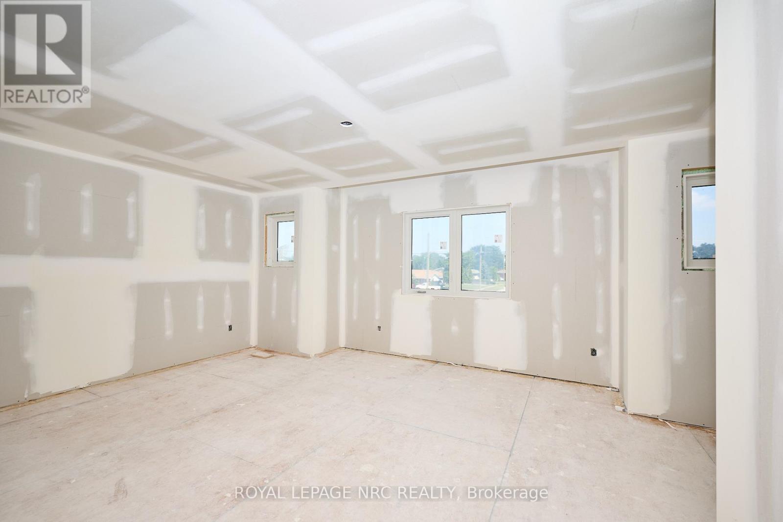 6672 Hawkins Street, Niagara Falls, Ontario  L2G 3B7 - Photo 12 - X12430724