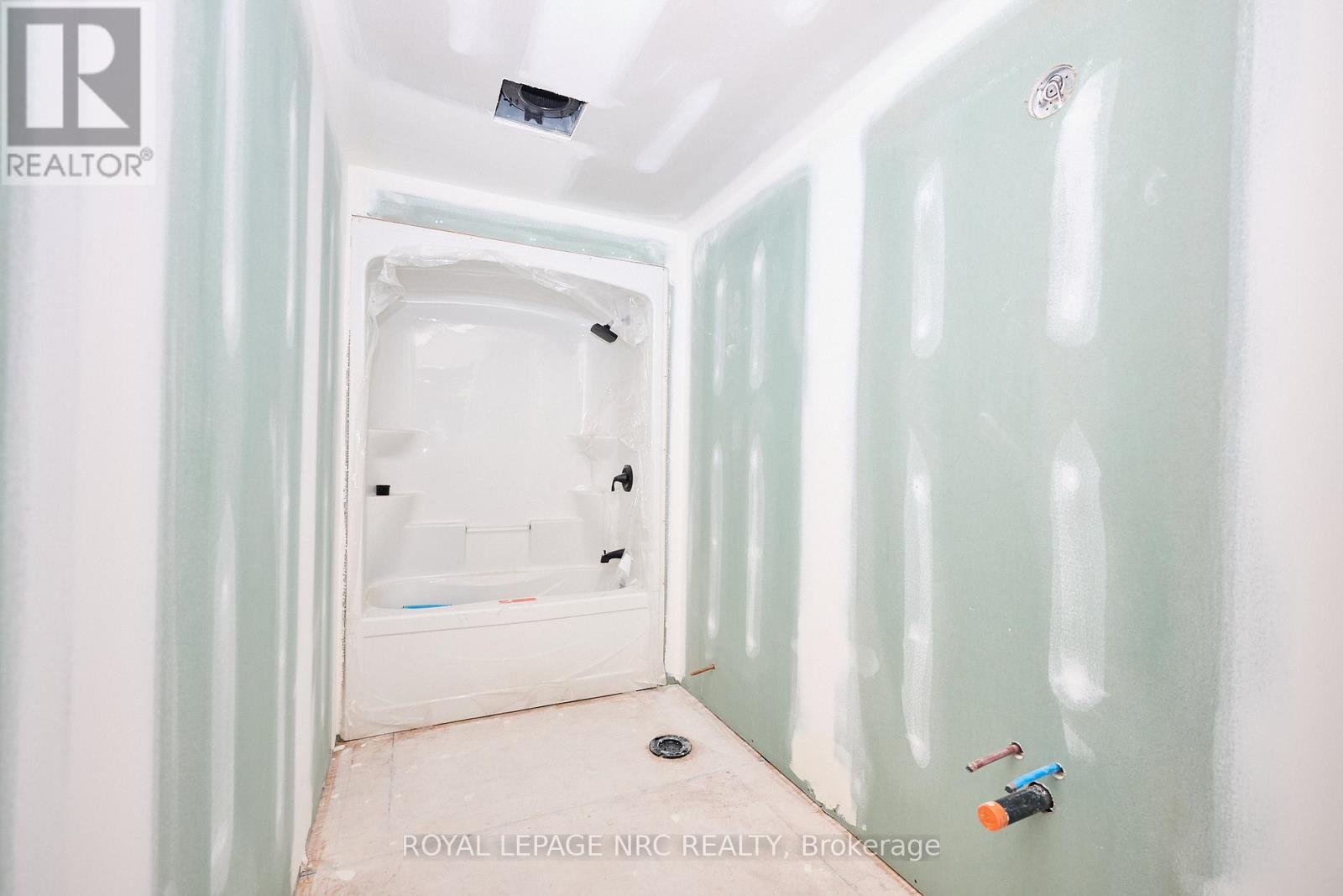 6672 Hawkins Street, Niagara Falls, Ontario  L2G 3B7 - Photo 18 - X12430724